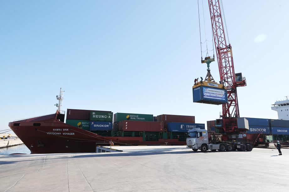 Doanh nghiệp xuất khẩu thành phố Gangneung  thực hiện chuyến tàu xuất khẩu đầu tiên đến Nga  từ Cảng Okgye